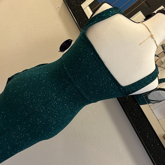 Hunter Green Sparkly Dress w/ split 👗 💚 Accessories Included!! - Picture 5 of 9